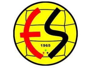 Eskişehirspor Basın Sözcüsü Saraç Yanal’ı Topa Tuttu