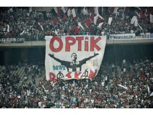 Trabzonspor Başkanı Beşiktaşlı Taraftarların İçerisinde