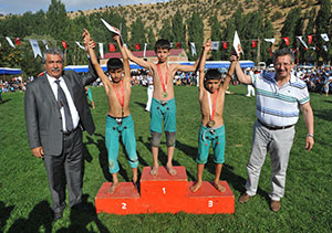 Başkan Poyraz Göksun’da Madalya Taktı