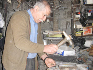 Çekiçle, Demire Şekil Veriyorlar