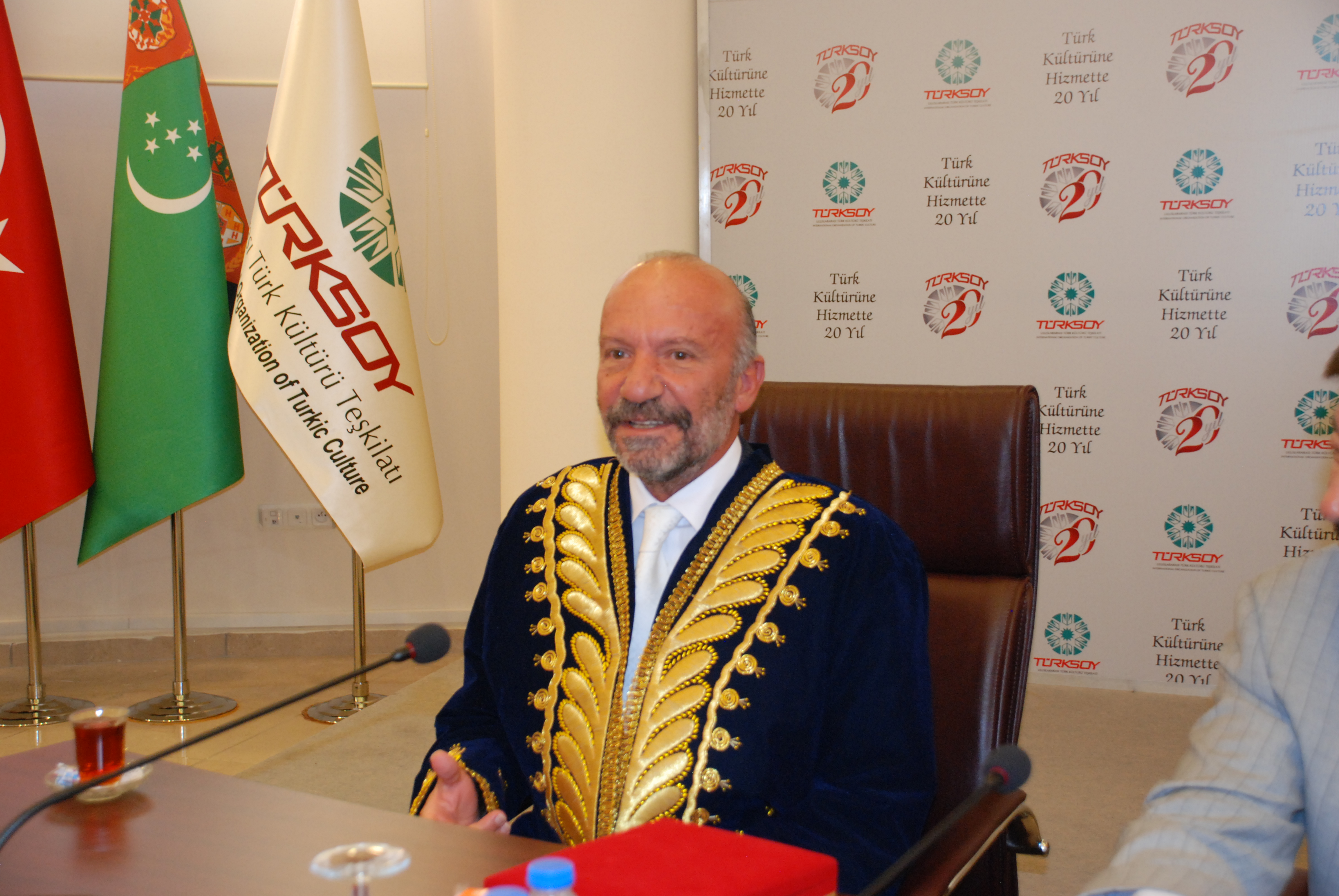 YDÜ Kurucu Rektörü Dr. Suat İ.GÜNSEL’e TÜRKSOY Genel Sekreteri Düsein KASEİNOV Tarafından Plaket Takdim Edildi ve Çapan Giydirildi. 