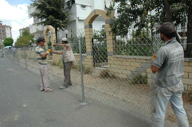Caddeyi tel örgü ile kapattı