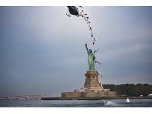 23 Metre Yükseklikteki Helikopterden Atladı