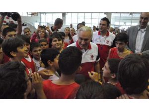 Ricciardone Miniklerle Basketbol Oynadı