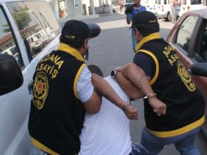 Görüntülendiğini Görünce Otomobile Kafa Attı