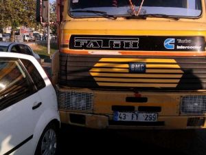Kendisine Çarpan Kamyon Sürücüsünün Peşine Düştü