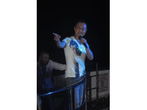 Parasını Aldığı Mekanda Oturup Kendi Şarkıları İle Eğlendi