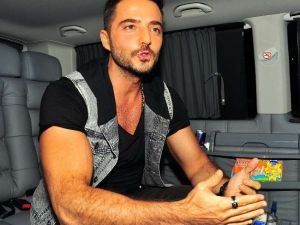 Yakışıklı Popçu Setlere Dönüyor