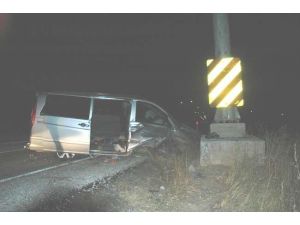 Kamyonet Yön Levhasına Çarptı