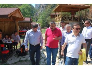 Bakan Davutoğlu, Şeker Kanyonunda Yürüyüş Yaptı