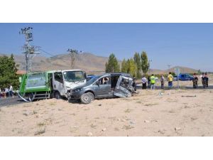 Çöp Kamyonu Otomobile Çarptı: 1 Ölü, 11 Yaralı