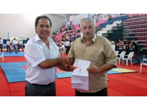 Aygün, Kickboks Federasyonuna Katılan 2 Yeni Üyeye Mazbatalarını Verdi