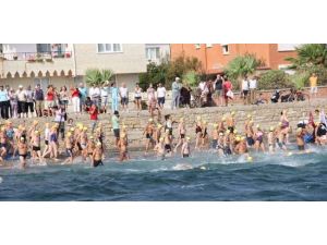 Hollywood Yıldızı Boğazı Yüzerek Geçti