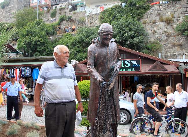 Yaşarken Heykeli Dikildi