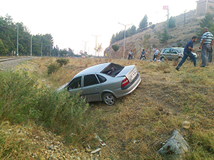 Tekeri Patlayan Otomobil Şarampole Yuvarlandı