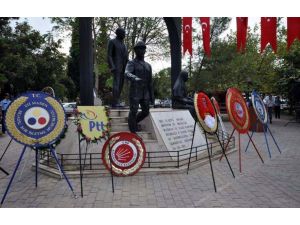 Balıkesirde Zafer Bayramı Kutlamalarında Atatürk Anıtına Konulan Ayaksız Chp Çelengine Tepki