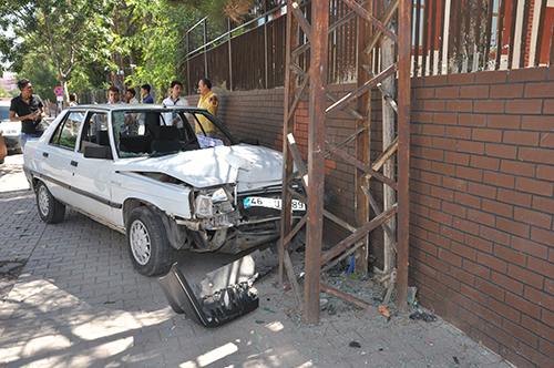 Otomobil Önce Yayaya, Sonra Duvara Çarptı