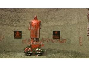 Stalin Heykeline Boyalı Saldırı