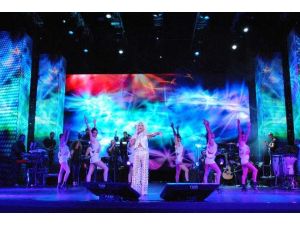 Süperstar Hem Coştu Hem Coşturdu