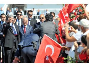 Cumhurbaşkanı Gülün Yollarına Ve Üzerine Gül Döktüler...