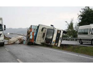 Arı Kovanı Yüklü Kamyon Devrildi