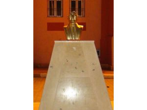 Yaramaz Çocuklar Atatürk Büstüne Zarar Verdi