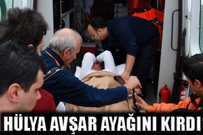 Hülya Avşar ayağını kırdı 