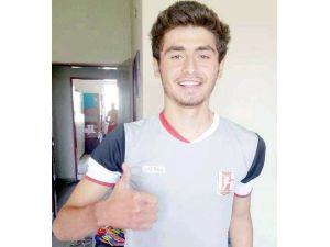 Üzerine Kale Direği Düşen Futbolcu Öldü