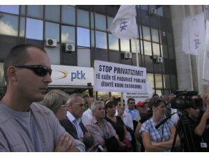 Kosova’da Posta Çalışanları Özelleştirmeyi Protesto Etti