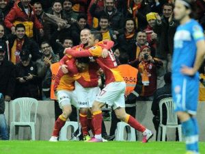 Perdeyi Cimbom Açıyor