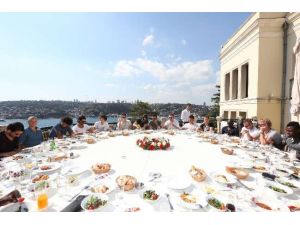 F.bahçe Tam Kadro Yemekte