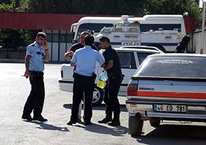 Emniyetin Bahçesinde Kendini Yakmak İstedi
