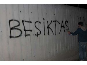 Beşiktaşlı Taraftarlardan Özlüce Tesisleri’ni Boyadı
