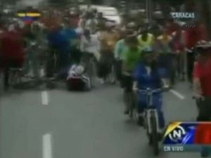 Halkı Selamlarken Bisikletten Böyle Düştü