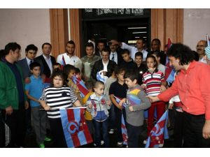 Trabzonsporlu Futbolcular Öğrencileri Unutmadı