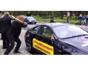 120 Bin Euro’luk Bmw’yi Balyozla Parçaladı