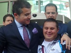 Bakan Kılıç, Engelli Bir Çocukla Gençlik Merkezi Açılış Yaptı