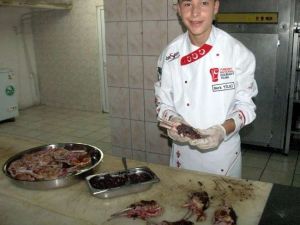 Herşey Annesine Mutfakta Yardım Etmesiyle Başladı