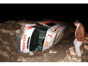 Ambulans Şarampole Yuvarlandı: 3 Yaralı