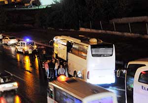 Yolcu Otobüsü Kayganlaşan Yolda Otobüs Durağına Daldı
