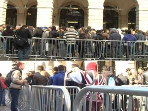 İngiltere’de İphone 5s İzdihamı