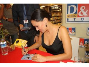 Şevval Sam İmza Dağıttı