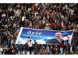 Tribünlerde Muhsin Yazıcıoğlu Pankartı