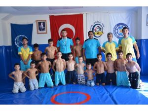 Güreş İl Spor Okulları, 60 Sporcuyu Kulüplere Kazandırdı