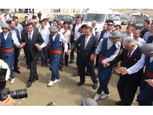 Bakanlar Hasankeyf’te Halay Çekip Doğaya Keklik Ve Güvercin Saldı