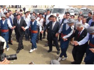 Halay Çekip Doğaya Keklik Ve Güvercin Saldılar