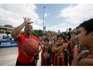 Nba Tarihinin En Kısa Oyuncusu Bogues, Banvitli Miniklerle Bir Araya Geldi