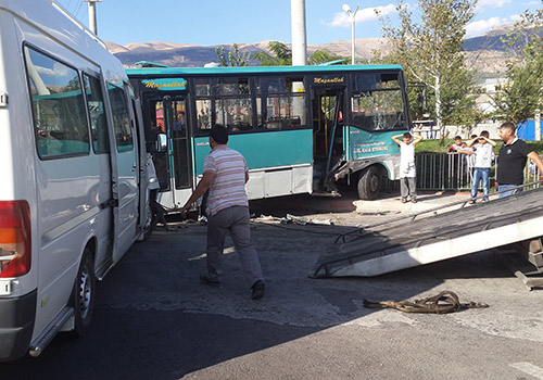 Halk Otobüsü Öğrenci Servisiyle Çarpıştı