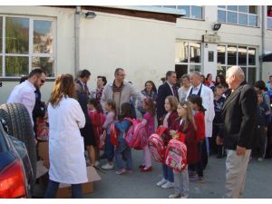 Türk Polisi Kosovalı Öğrencilerin Yüzünü Güldürdü