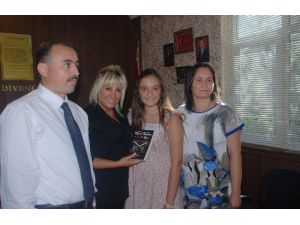 14 Yaşında Ve İlk Kitabını Tanıttı